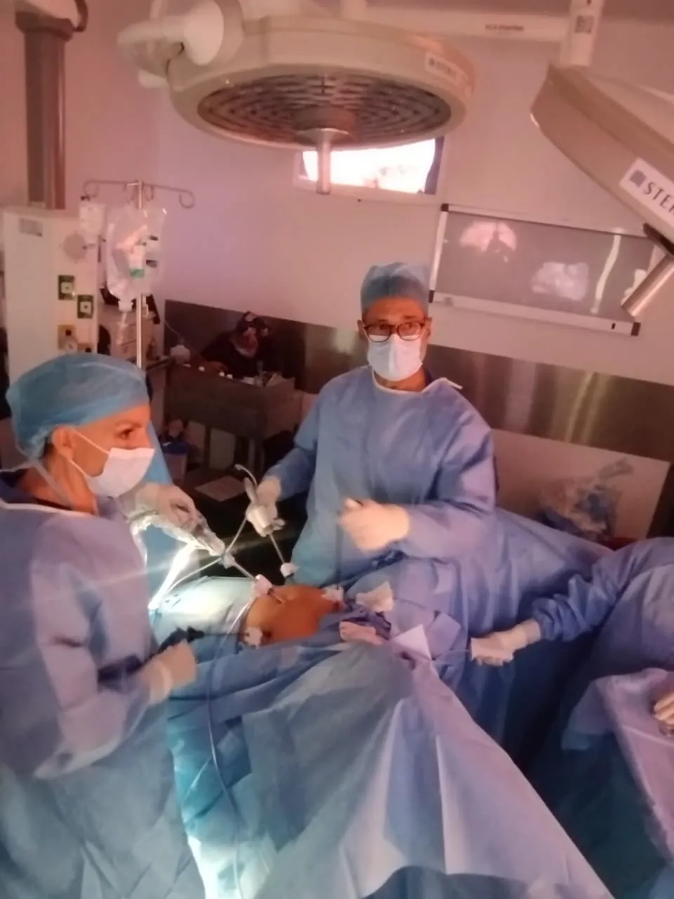La Dra. Mercedes Birlain y su equipo durante una cirugía laparoscópica en el quirófano de Star Médica Querétaro