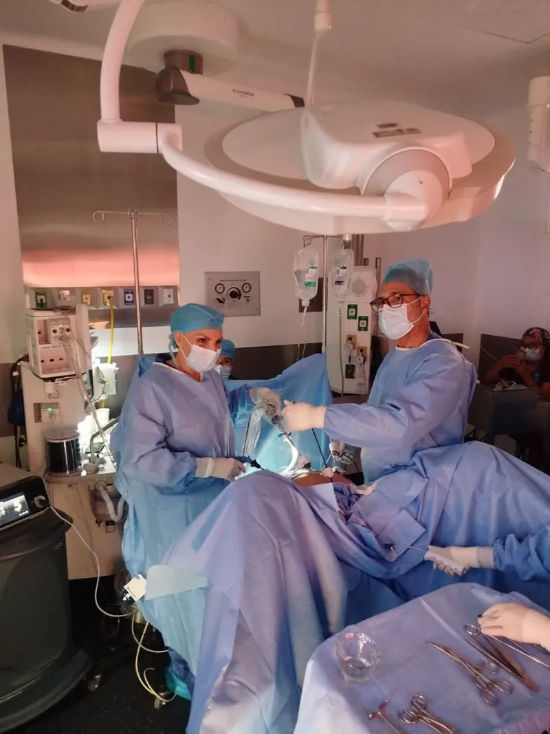 Equipo quirúrgico de la Dra. Birlain con instrumental de laparoscopía en Star Médica Querétaro