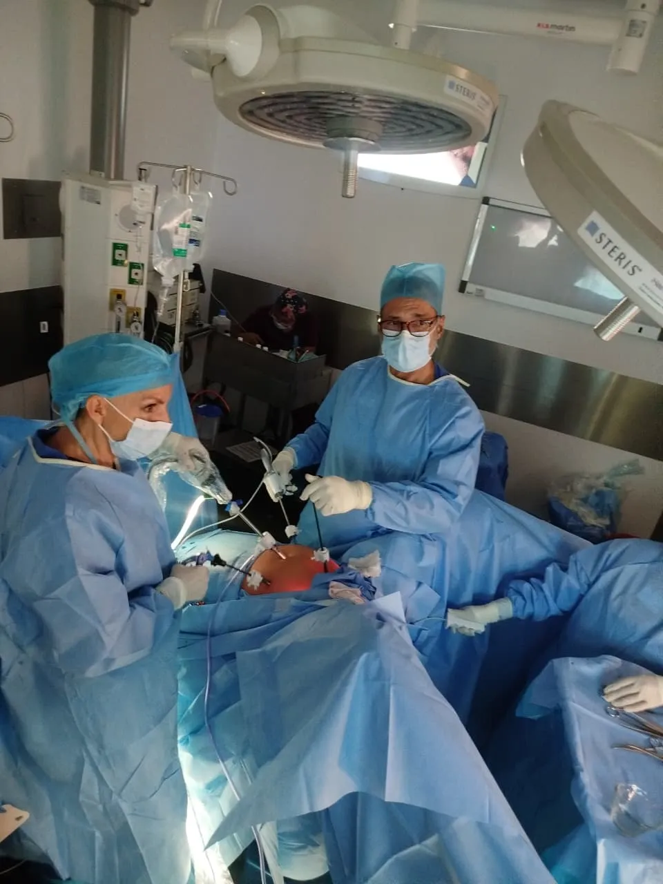 La Dra. Mercedes Birlain y su ayudante trabajando con instrumentos de laparoscopía sobre el abdomen de la paciente, Star Médica Querétaro