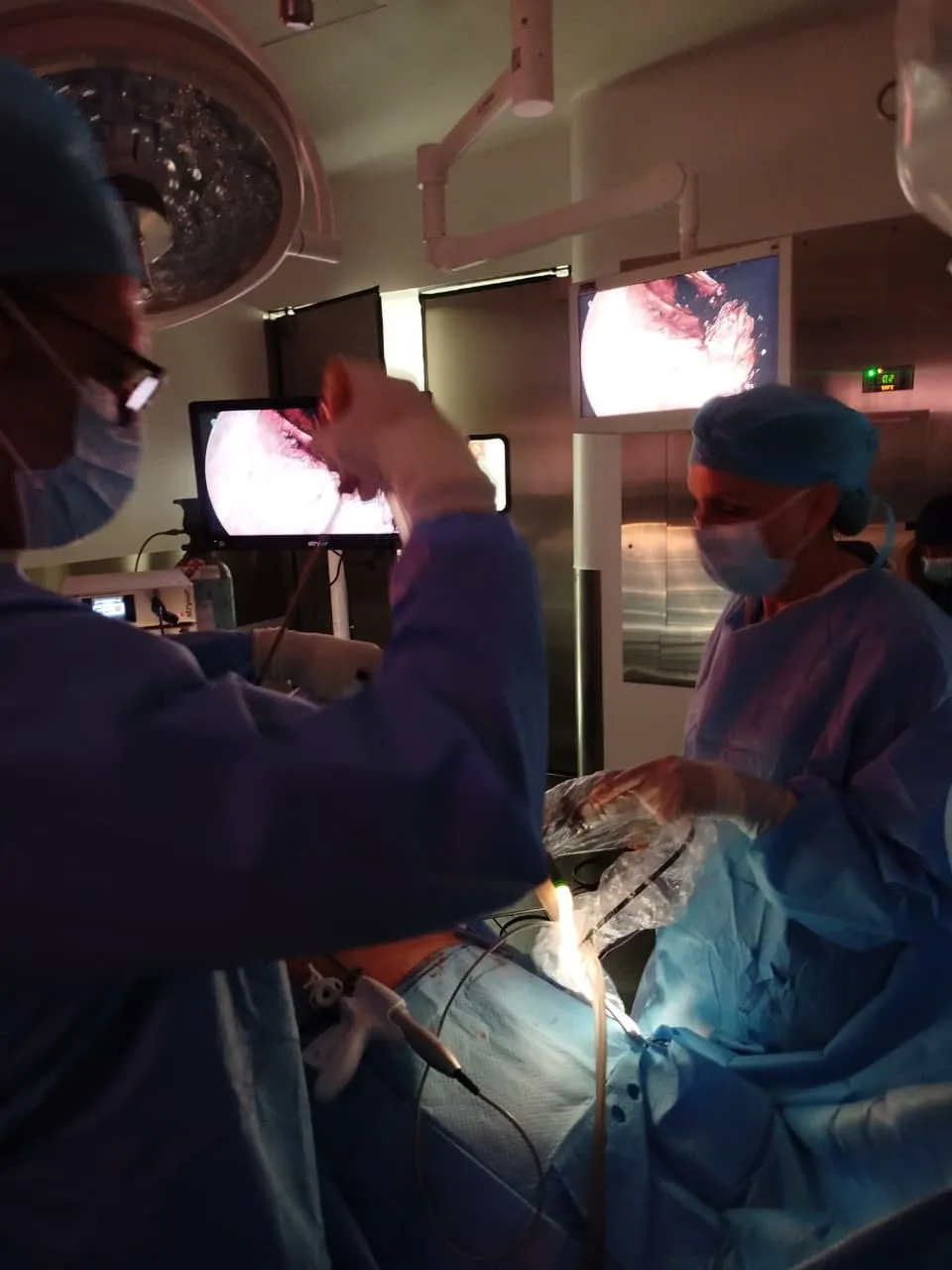 Manejo de la cámara laparoscópica durante una cirugía ginecológica en Star Médica Querétaro
