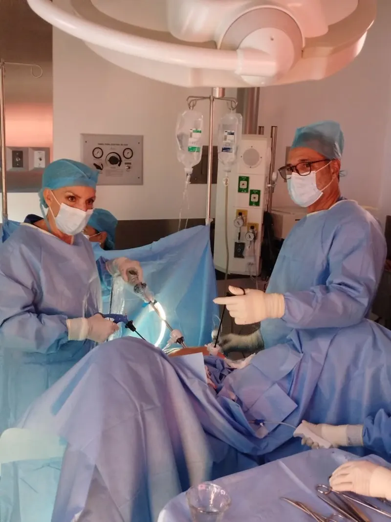 La Dra. Mercedes Birlain con su equipo quirúrgico durante una laparoscopía en Star Médica Querétaro