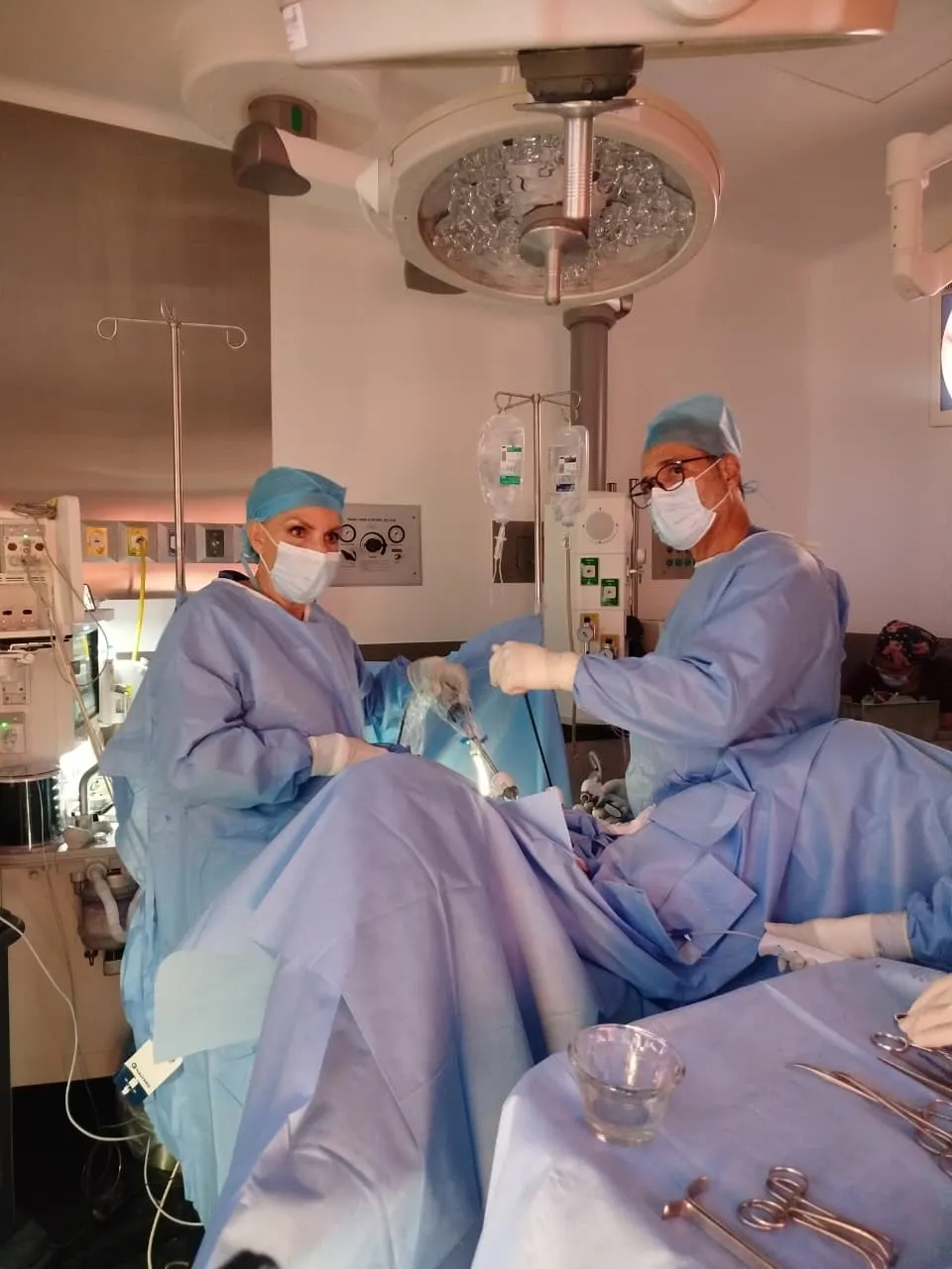 La Dra. Mercedes Birlain con su equipo quirúrgico en el quirófano de Star Médica Querétaro
