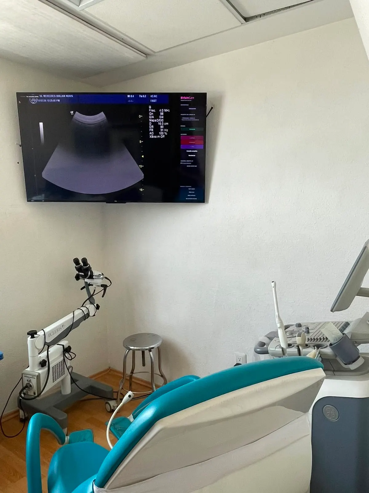 Colposcopio con pantalla grande para diagnóstico del cuello uterino en el consultorio de la Dra. Birlain, Querétaro