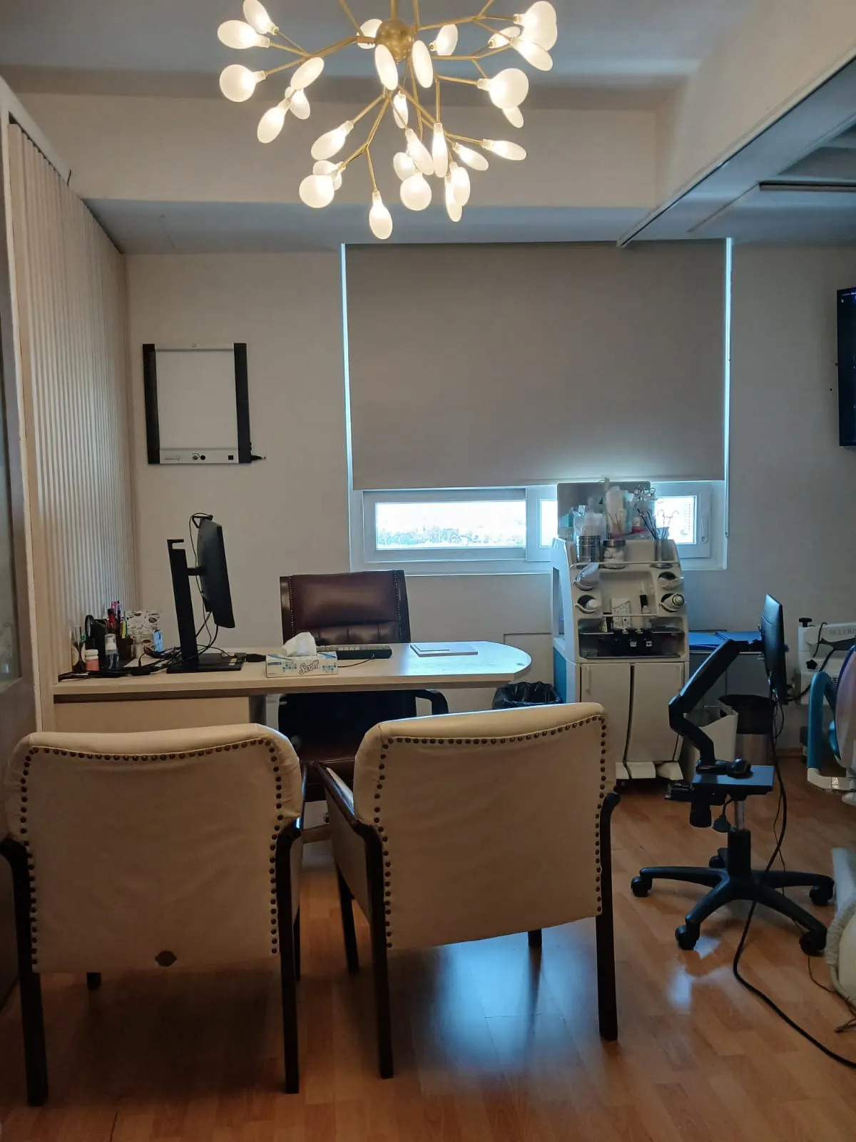 Consultorio 719 de la Dra. Mercedes Birlain en Star Médica Querétaro, escritorio y área de exploración