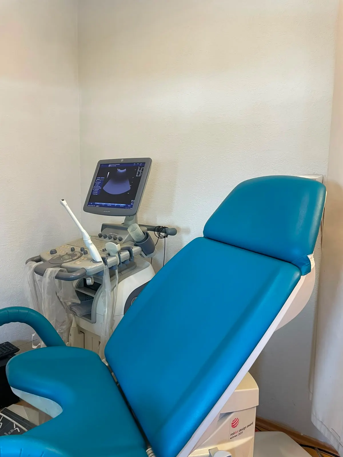 Sillón de exploración ginecológica y equipo de ultrasonido en el consultorio de la Dra. Birlain, Star Médica Querétaro
