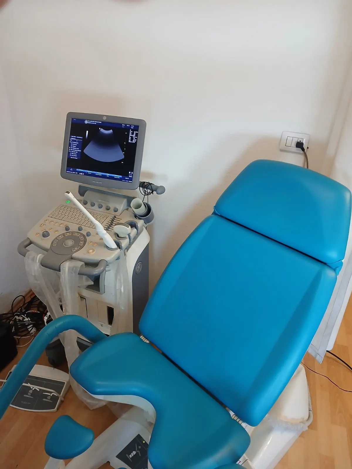 Sillón de exploración ginecológica donde se toma el papanicolaou en el consultorio de la Dra. Birlain, Querétaro