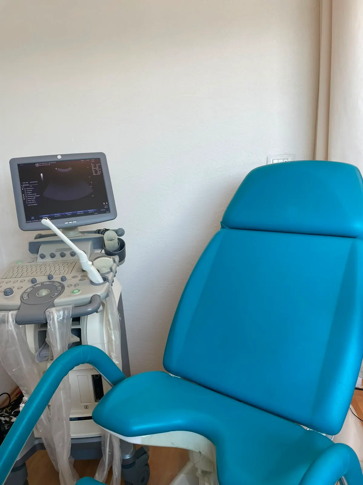 Área de exploración ginecológica para diagnóstico y tratamiento de VPH en el consultorio de la Dra. Birlain, Querétaro