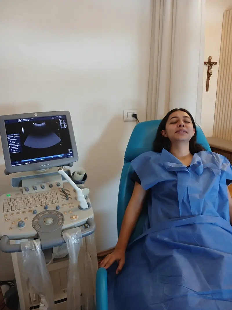 Paciente embarazada durante un ultrasonido obstétrico con la Dra. Mercedes Birlain en Querétaro